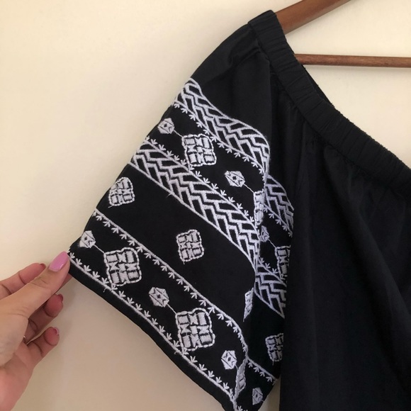 Old Navy Embroidered Off Shoulder Blouse - Picture 3 of 5